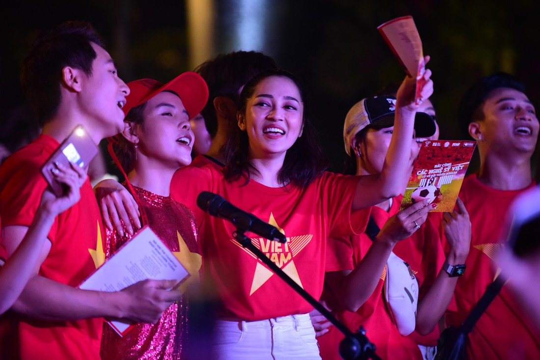 100 nghệ sĩ livestream tưng bừng phố đi bộ Nguyễn Huệ trước giờ bóng lăn - Ảnh 10. 100 nghệ sĩ livestream tưng bừng phố đi bộ Nguyễn Huệ trước giờ bóng lăn - Ảnh 10.