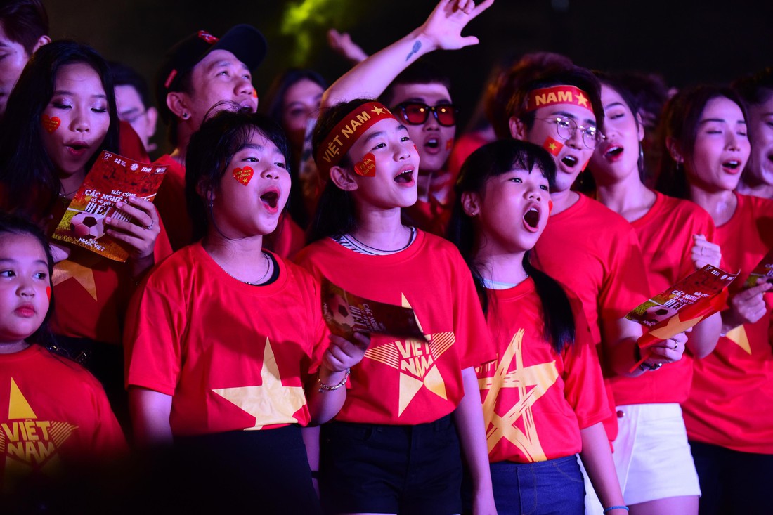 100 nghệ sĩ livestream tưng bừng phố đi bộ Nguyễn Huệ trước giờ bóng lăn - Ảnh 11. 100 nghệ sĩ livestream tưng bừng phố đi bộ Nguyễn Huệ trước giờ bóng lăn - Ảnh 11.