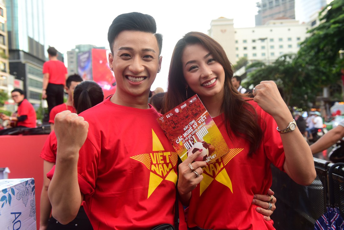 100 nghệ sĩ livestream tưng bừng phố đi bộ Nguyễn Huệ trước giờ bóng lăn - Ảnh 7. 100 nghệ sĩ livestream tưng bừng phố đi bộ Nguyễn Huệ trước giờ bóng lăn - Ảnh 7.
