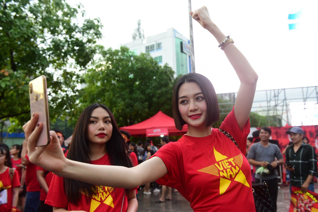 100 nghệ sĩ livestream tưng bừng phố đi bộ Nguyễn Huệ trước giờ bóng lăn - Ảnh 6. 100 nghệ sĩ livestream tưng bừng phố đi bộ Nguyễn Huệ trước giờ bóng lăn - Ảnh 6.