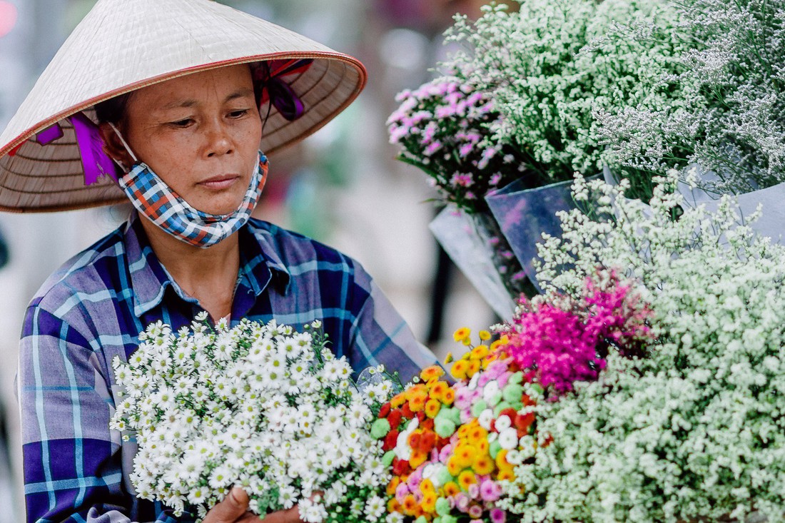 Phút chùng lòng cuối năm, rưng rưng nhớ những mùa hoa Hà Nội - Ảnh 13.