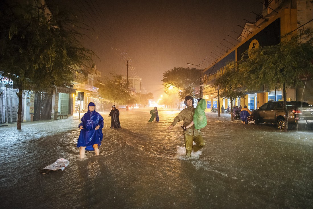 Nước mưa ngập sâu, dân Tam Kỳ di dời ngay trong đêm - Ảnh 1.