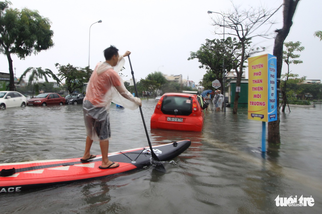 Bi hài cảnh giới trẻ đua thuyền trên phố Đà Nẵng - Ảnh 6.