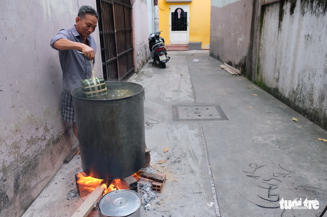 Nồi bánh chưng có vị tình thân của người Sài Gòn - Ảnh 11.