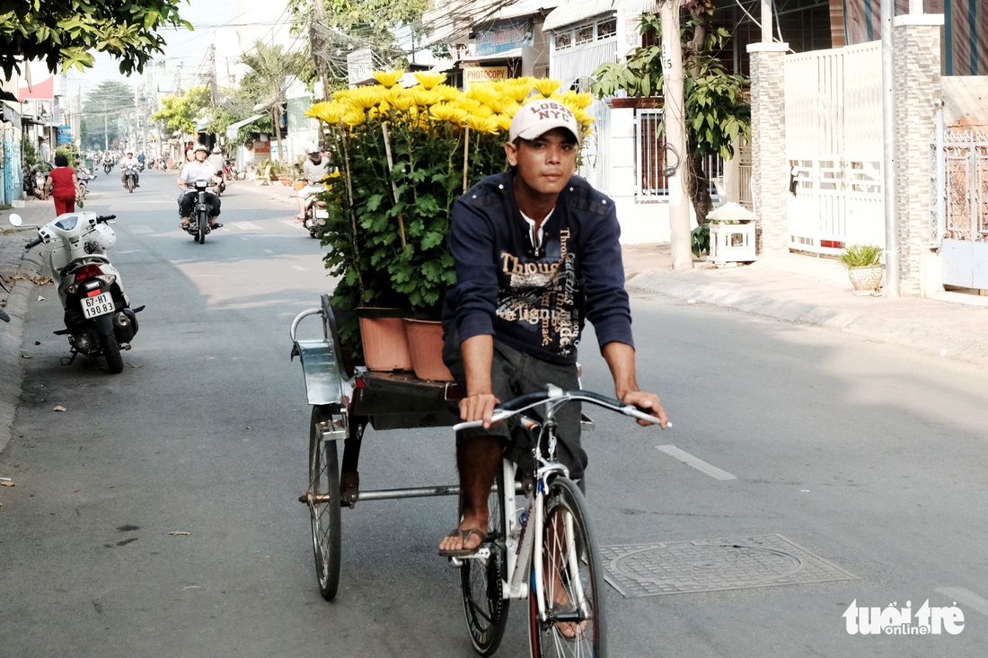 Miền Tây ngày giáp tết: gốc mai, bông thọ và... Đắp mộ cuộc tình - Ảnh 7.