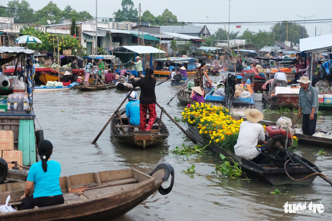 Miền Tây ngày giáp tết: gốc mai, bông thọ và... Đắp mộ cuộc tình - Ảnh 18.