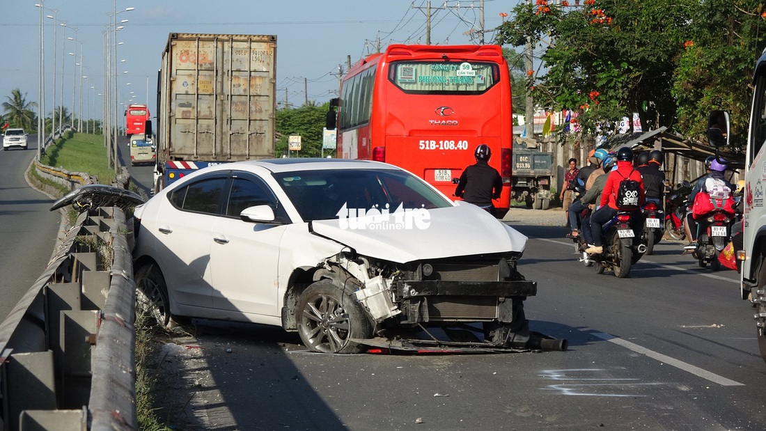 Tai nạn chồng tai nạn: Vĩnh Long kẹt cứng, Cần Thơ vật vã - Ảnh 1.