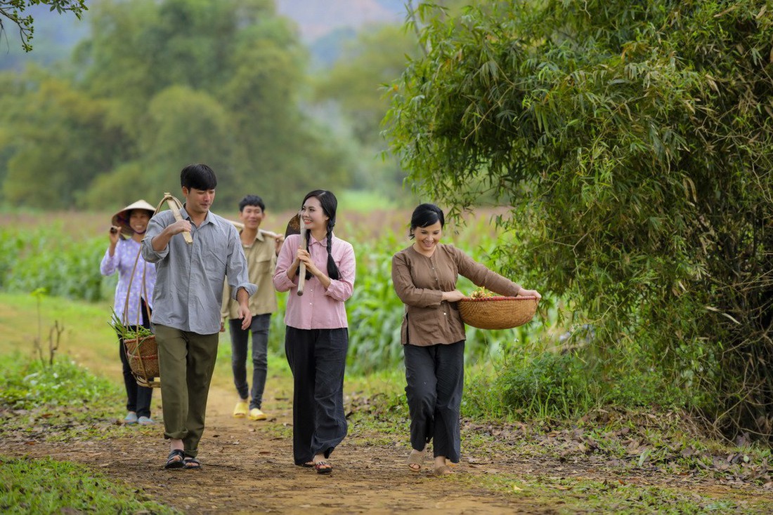 Em bé Hà Nội Lan Hương tưới rau, nhổ cỏ trong MV Tết - Ảnh 2.