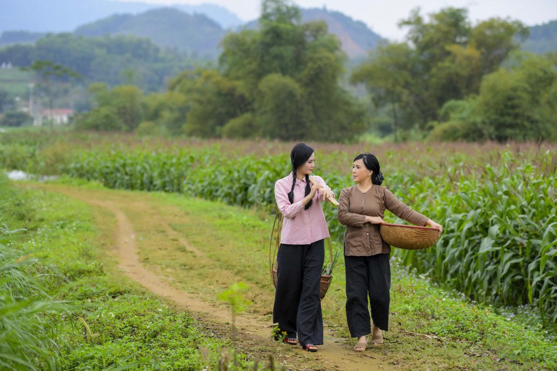 Em bé Hà Nội Lan Hương tưới rau, nhổ cỏ trong MV Tết - Ảnh 6.