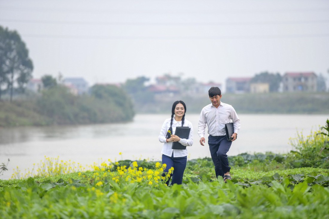 Em bé Hà Nội Lan Hương tưới rau, nhổ cỏ trong MV Tết - Ảnh 5.