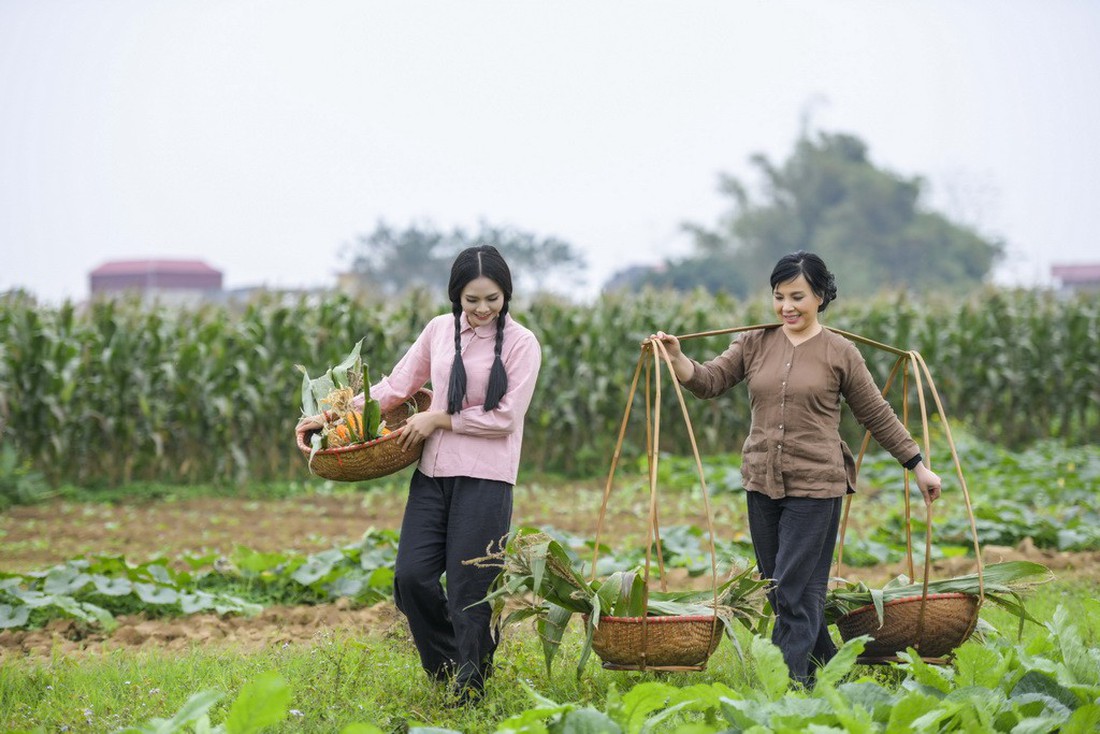 Em bé Hà Nội Lan Hương tưới rau, nhổ cỏ trong MV Tết - Ảnh 8.