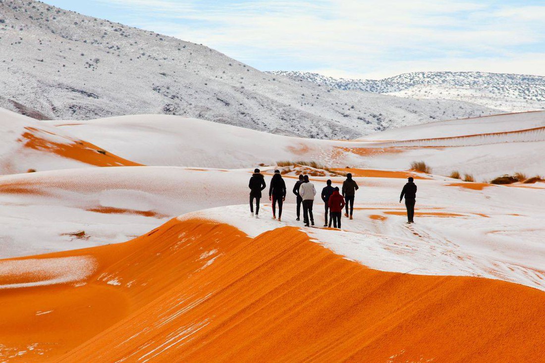 Thế giới trong tuần qua ảnh: tuyết rơi ở sa mạc Sahara - Ảnh 1.