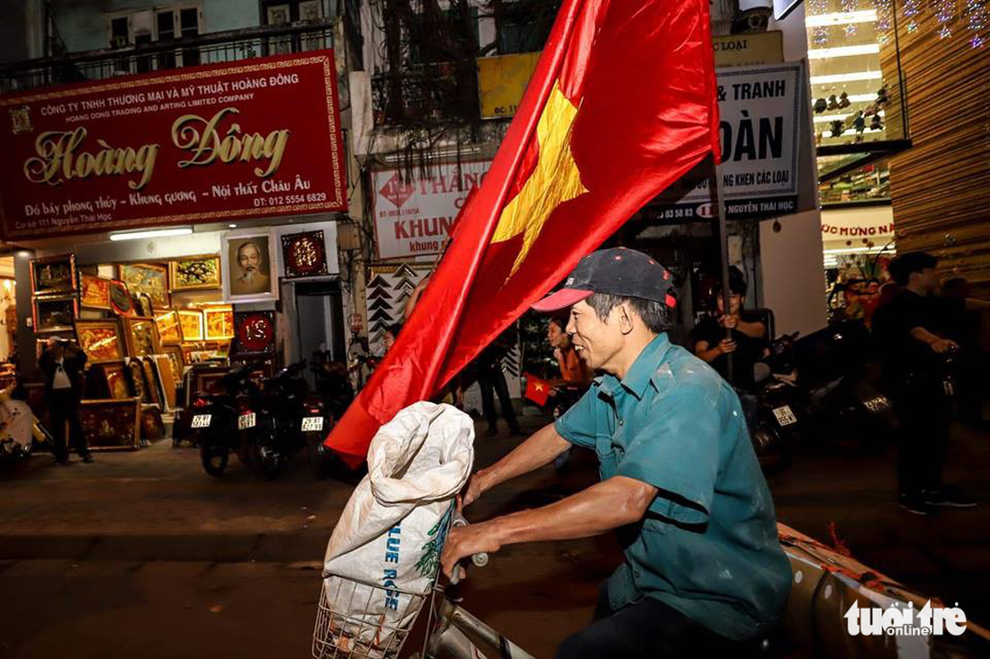 Càng về khuya, cổ động viên ăn mừng càng sung - Ảnh 26.