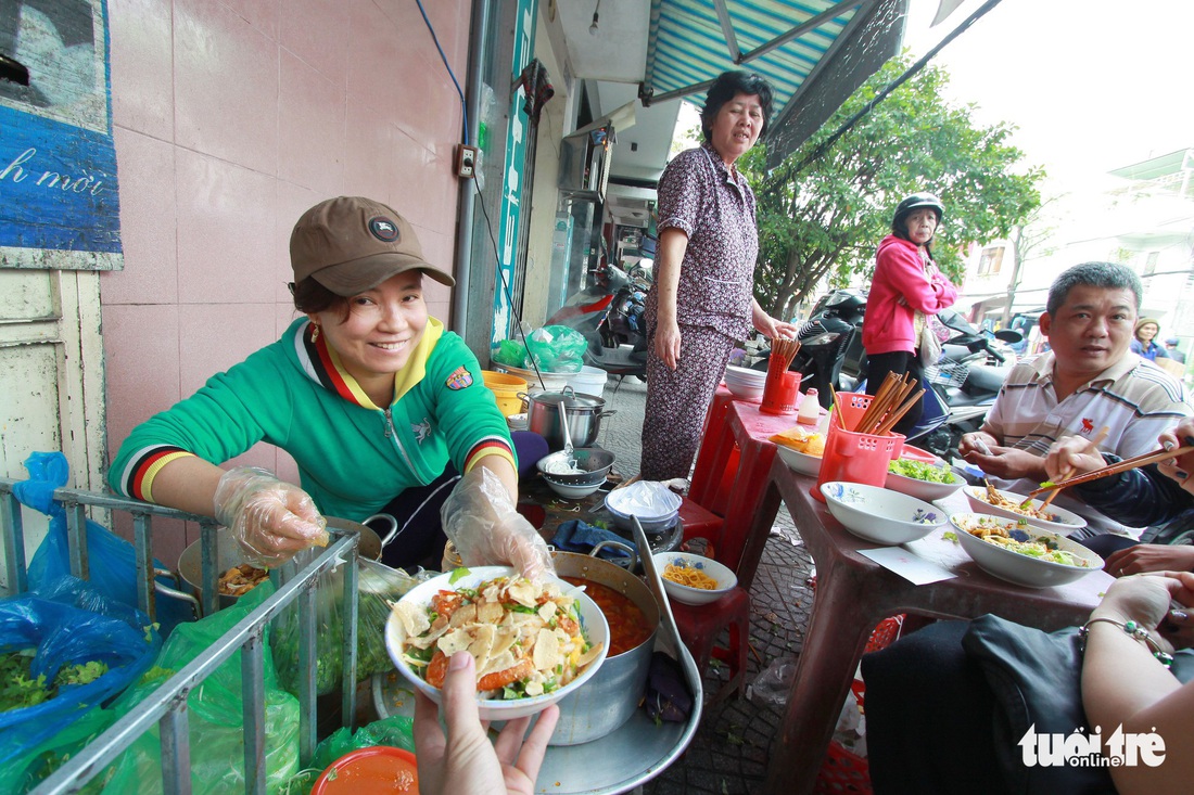 Rong ruổi gánh mì Phú Chiêm - Ảnh 8. Rong ruổi gánh mì Phú Chiêm - Ảnh 8.