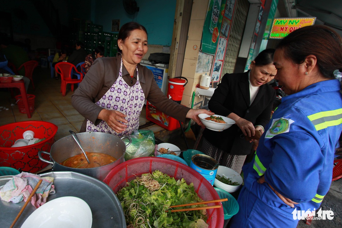 Rong ruổi gánh mì Phú Chiêm - Ảnh 7. Rong ruổi gánh mì Phú Chiêm - Ảnh 7.