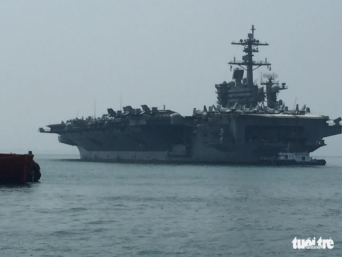 Những hình ảnh mới nhất của tàu sân bay USS Carl Vinson neo đậu ở Đà Nẵng - Ảnh 7.