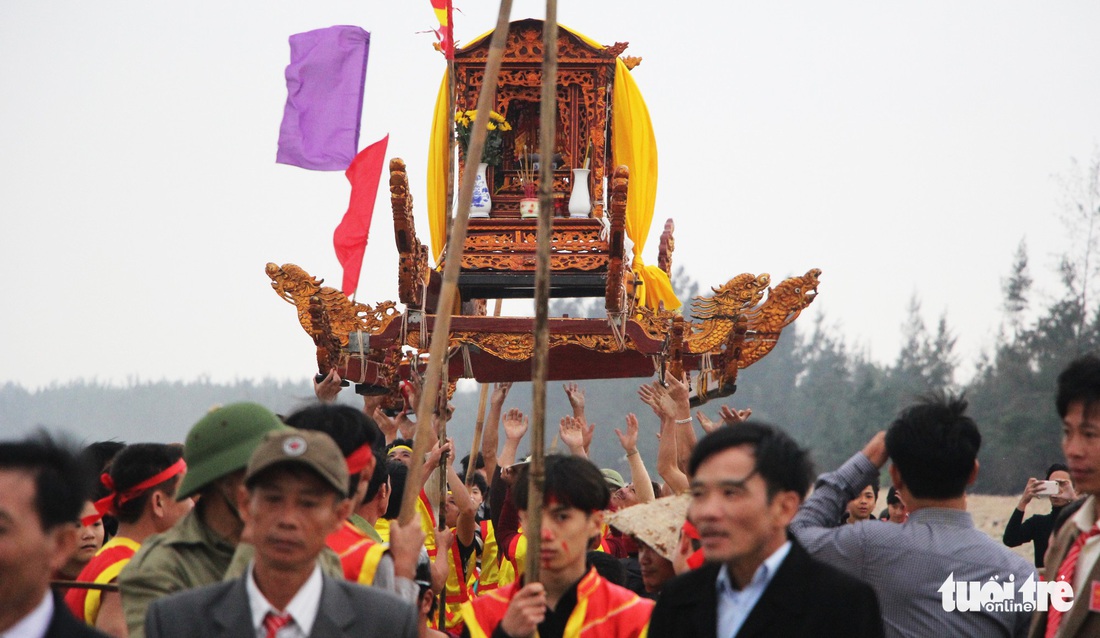 Độc đáo màn rước kiệu ‘bay’ ở lễ hội Đền Cờn - Ảnh 2. Độc đáo màn rước kiệu ‘bay’ ở lễ hội Đền Cờn - Ảnh 2.