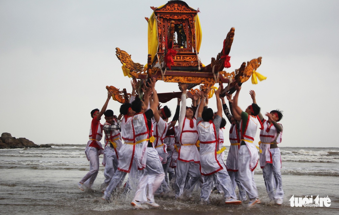 Độc đáo màn rước kiệu ‘bay’ ở lễ hội Đền Cờn - Ảnh 7. Độc đáo màn rước kiệu ‘bay’ ở lễ hội Đền Cờn - Ảnh 7.