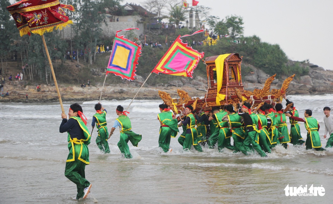 Độc đáo màn rước kiệu ‘bay’ ở lễ hội Đền Cờn - Ảnh 9. Độc đáo màn rước kiệu ‘bay’ ở lễ hội Đền Cờn - Ảnh 9.