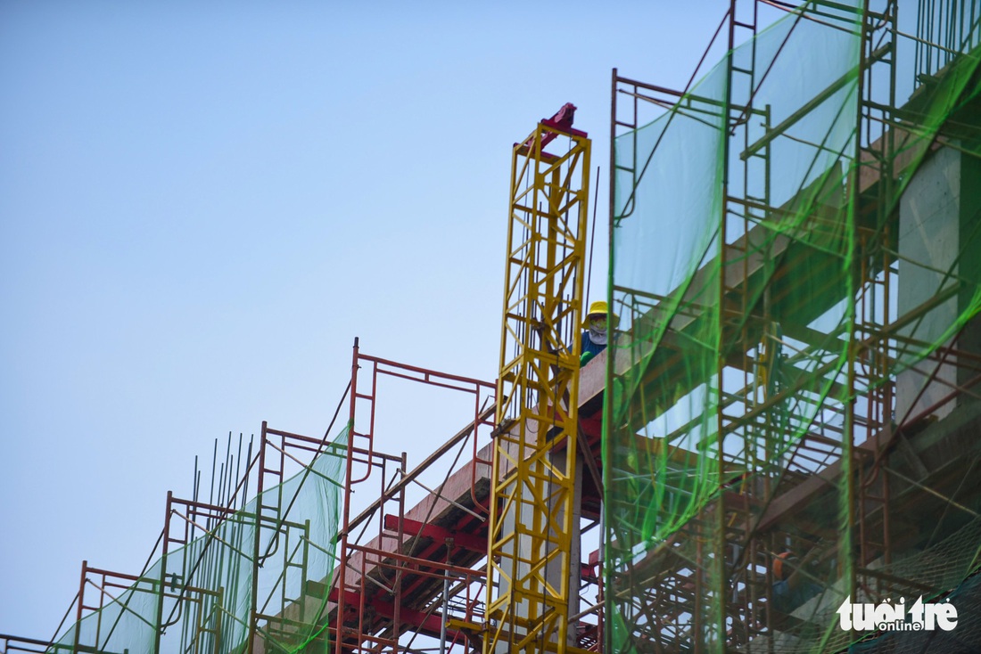 Nhọc nhằn mưu sinh dưới trời nắng như đổ lửa của Sài Gòn - Ảnh 2. Nhọc nhằn mưu sinh dưới trời nắng như đổ lửa của Sài Gòn - Ảnh 2.