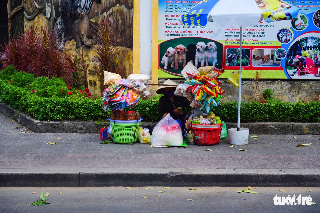 Nhọc nhằn mưu sinh dưới trời nắng như đổ lửa của Sài Gòn - Ảnh 7. Nhọc nhằn mưu sinh dưới trời nắng như đổ lửa của Sài Gòn - Ảnh 7.
