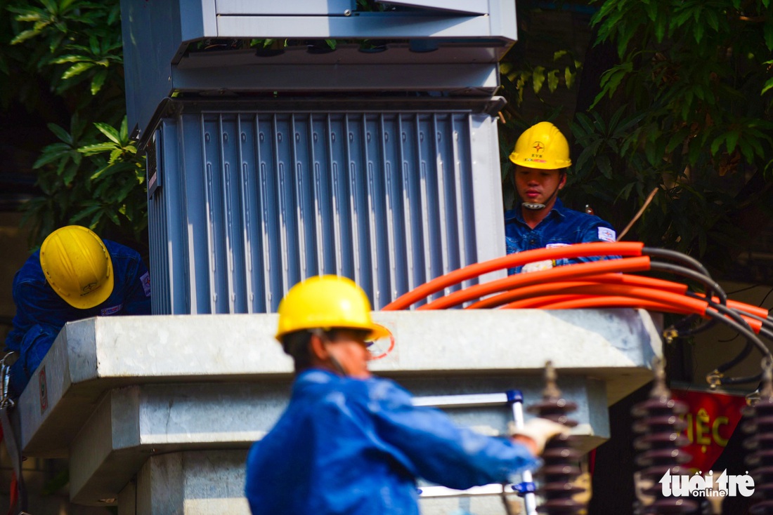 Nhọc nhằn mưu sinh dưới trời nắng như đổ lửa của Sài Gòn - Ảnh 12. Nhọc nhằn mưu sinh dưới trời nắng như đổ lửa của Sài Gòn - Ảnh 12.