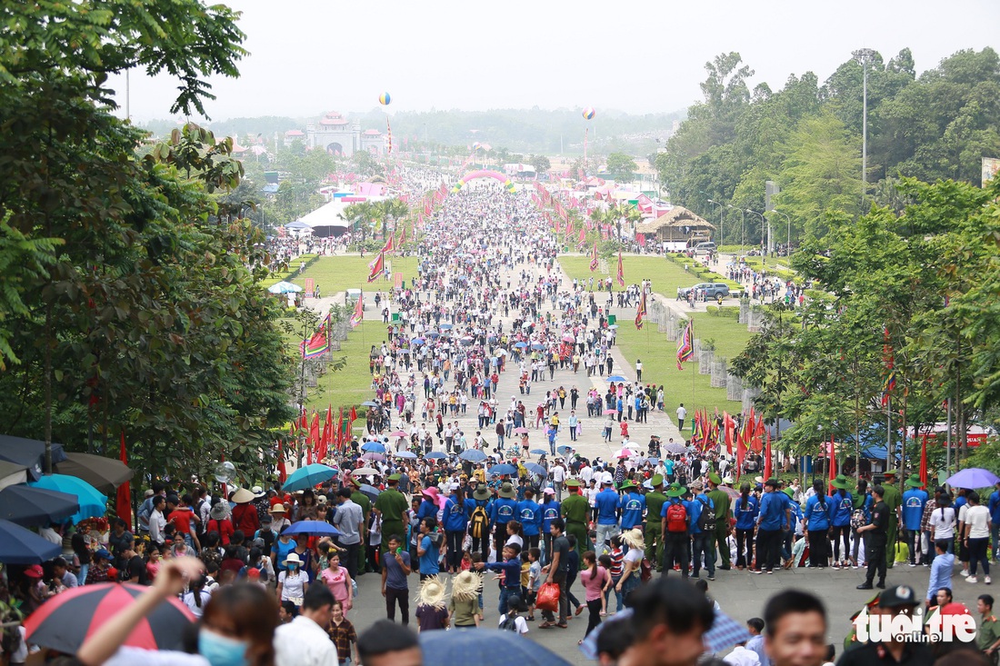 Biển người đổ về Đền Hùng, an ninh vất vả giữ an toàn - Ảnh 3.