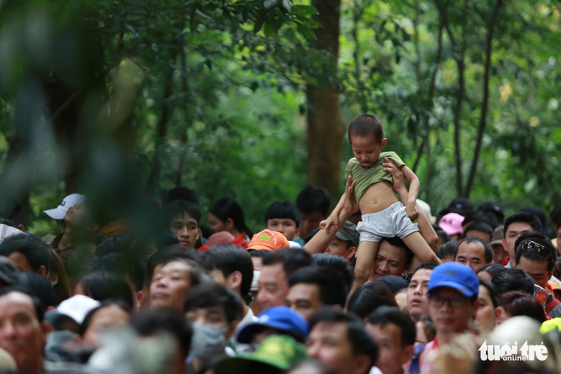 Biển người đổ về Đền Hùng, an ninh vất vả giữ an toàn - Ảnh 8.