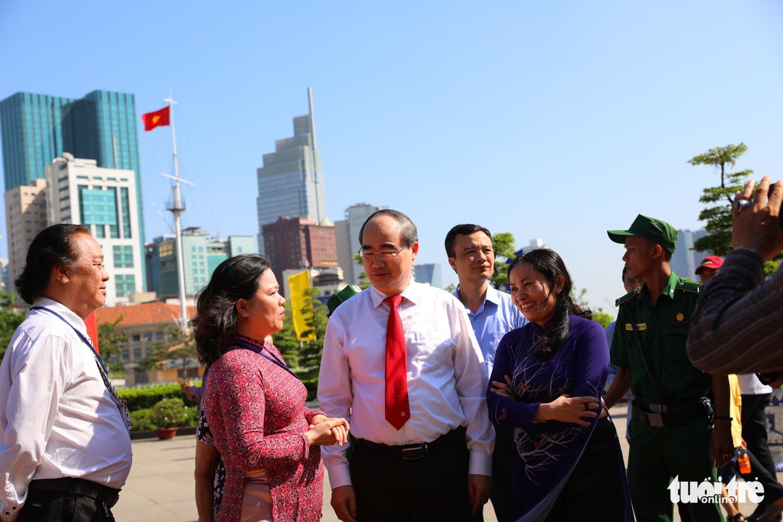 Lãnh đạo TP.HCM viếng anh hùng liệt sĩ nhân ngày thống nhất đất nước - Ảnh 11.