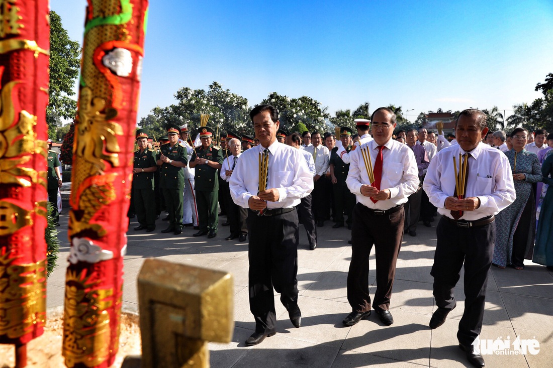 Lãnh đạo TP.HCM viếng anh hùng liệt sĩ nhân ngày thống nhất đất nước - Ảnh 1.