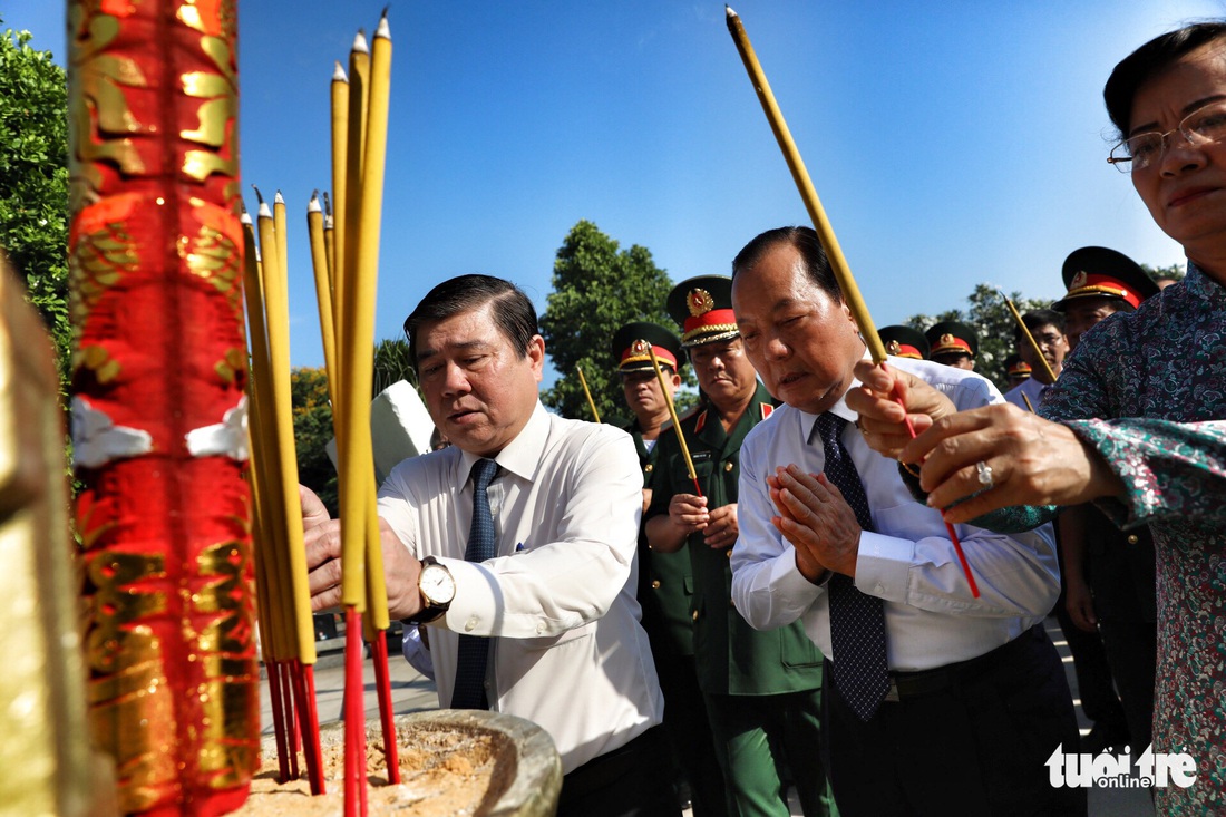 Lãnh đạo TP.HCM viếng anh hùng liệt sĩ nhân ngày thống nhất đất nước - Ảnh 4.