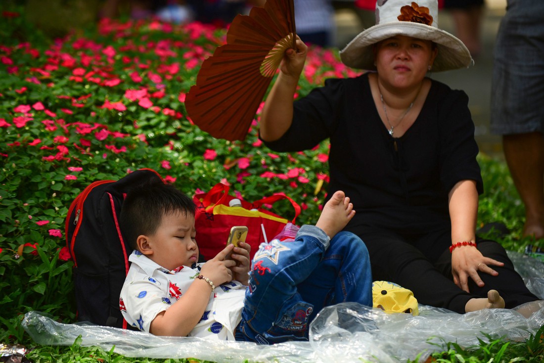 Người Sài Gòn mắc võng trốn nắng ở Thảo cầm viên - Ảnh 12.