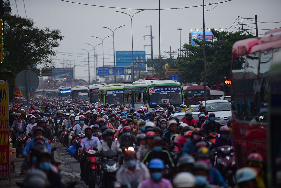 Các cửa ngõ vô Sài Gòn nóng dần ngày nghỉ lễ cuối - Ảnh 19.