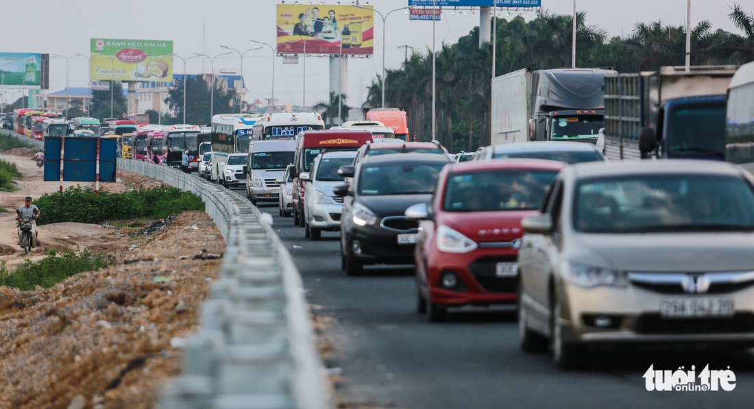 Biển người trở về thủ đô Hà Nội trong ngày nghỉ lễ cuối - Ảnh 1.