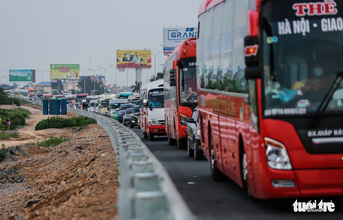 Biển người trở về thủ đô Hà Nội trong ngày nghỉ lễ cuối - Ảnh 4.