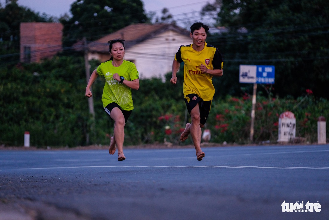 Những bạn trẻ chạy chân trần trên đường nhựa, đường đất - Ảnh 4.