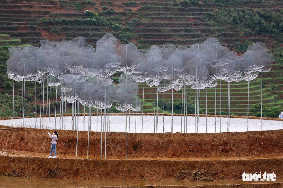 Thu tiền vé triển lãm ‘Mây pha lê’, nhiều du khách bỡ ngỡ - Ảnh 9.