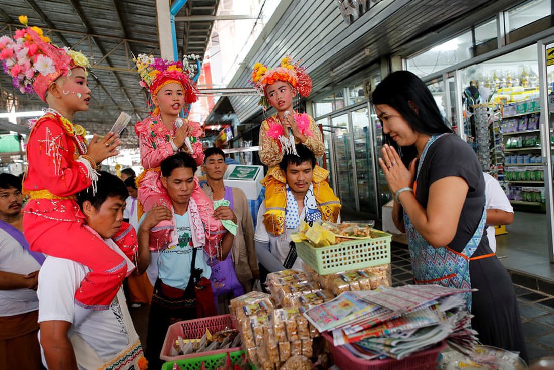 Nghi lễ ‘Quy y cửa Phật’ của những cậu bé xinh như hoa ở Thái Lan - Ảnh 9. Nghi lễ ‘Quy y cửa Phật’ của những cậu bé xinh như hoa ở Thái Lan - Ảnh 9.