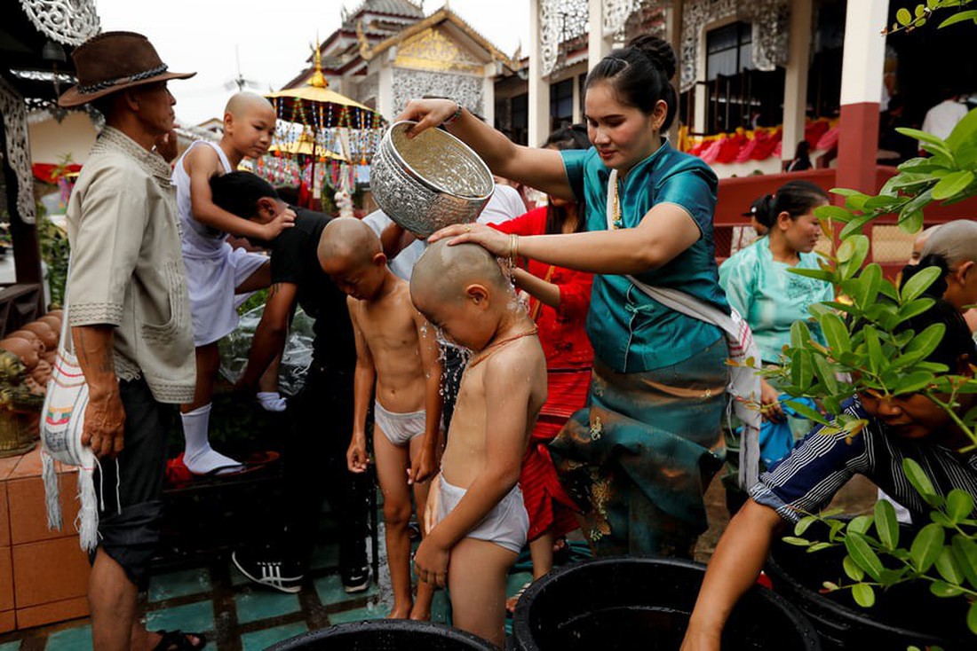 Nghi lễ ‘Quy y cửa Phật’ của những cậu bé xinh như hoa ở Thái Lan - Ảnh 3. Nghi lễ ‘Quy y cửa Phật’ của những cậu bé xinh như hoa ở Thái Lan - Ảnh 3.