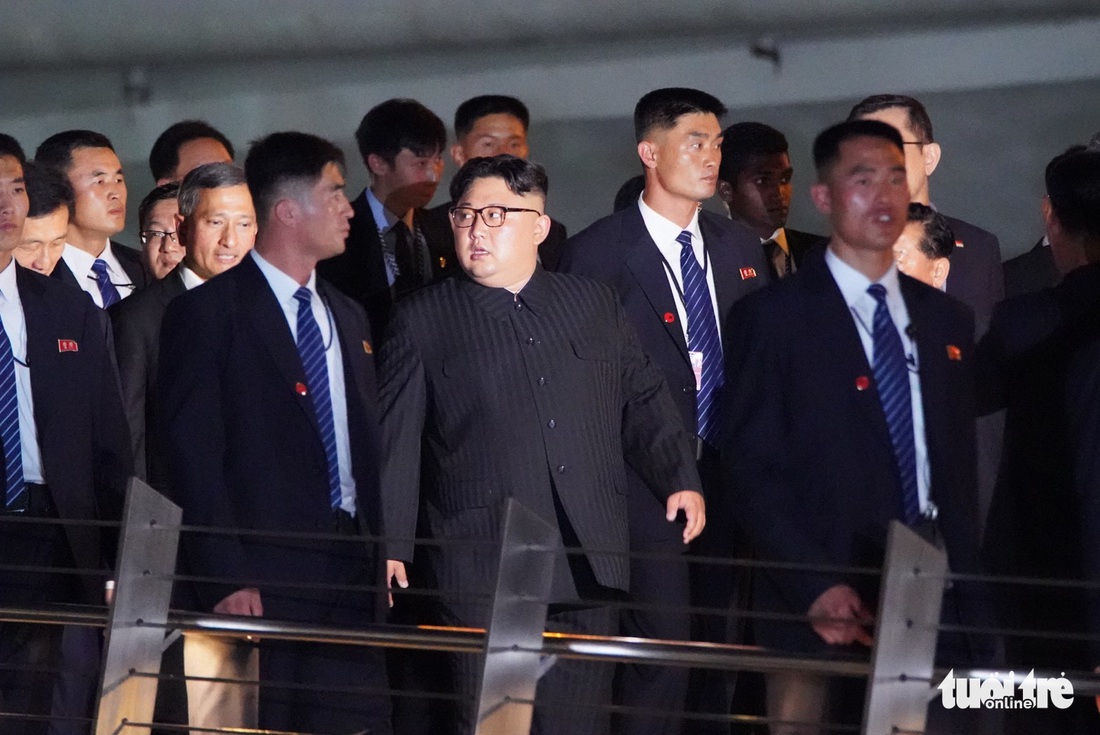 Ông Kim Jong Un cùng dạo phố, selfie với ngoại trưởng Singapore - Ảnh 8.