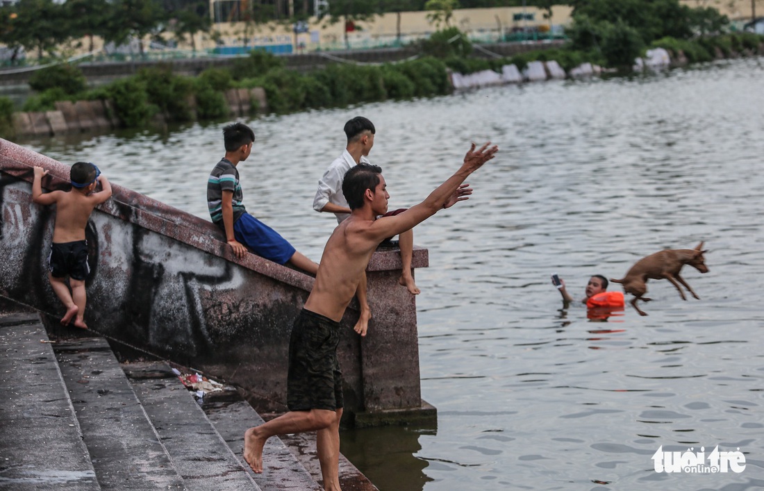 Hà Nội nắng nóng, bãi tắm hồ Tây đông đúc người tắm giải nhiệt - Ảnh 3.