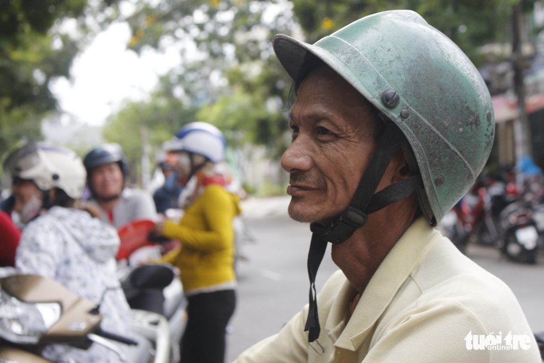 Xúc động ảnh phụ huynh chờ con trong ngày đầu thi THPT quốc gia - Ảnh 1.