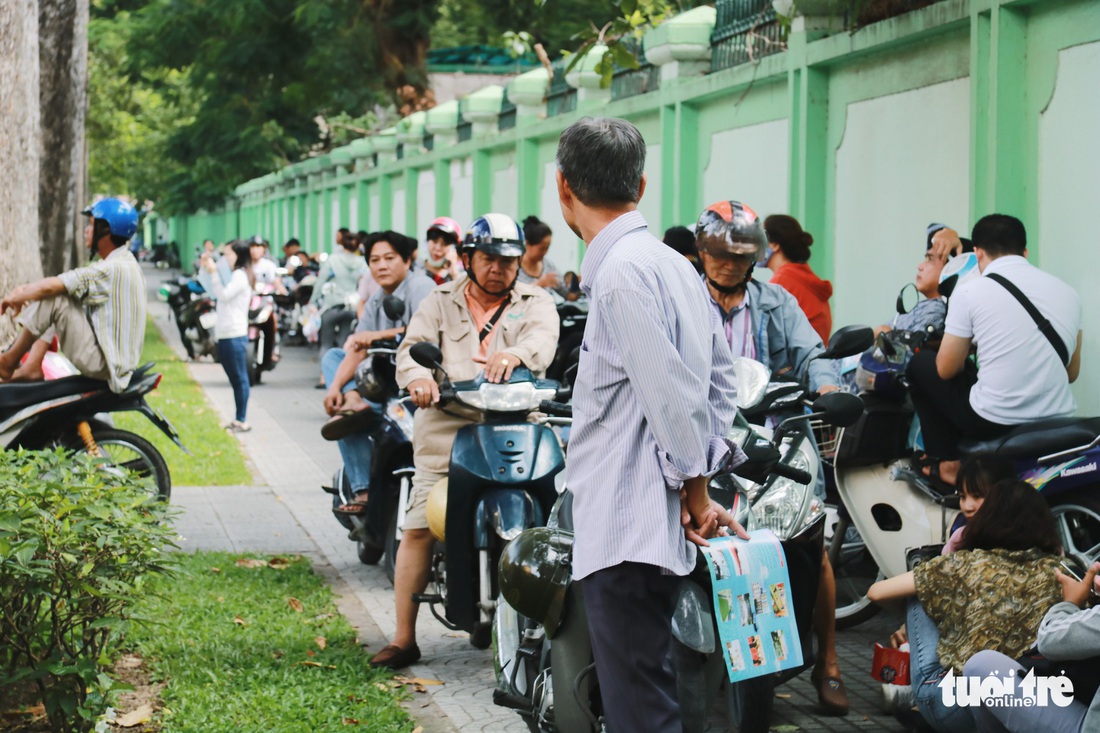 Xúc động ảnh phụ huynh chờ con trong ngày đầu thi THPT quốc gia - Ảnh 3.