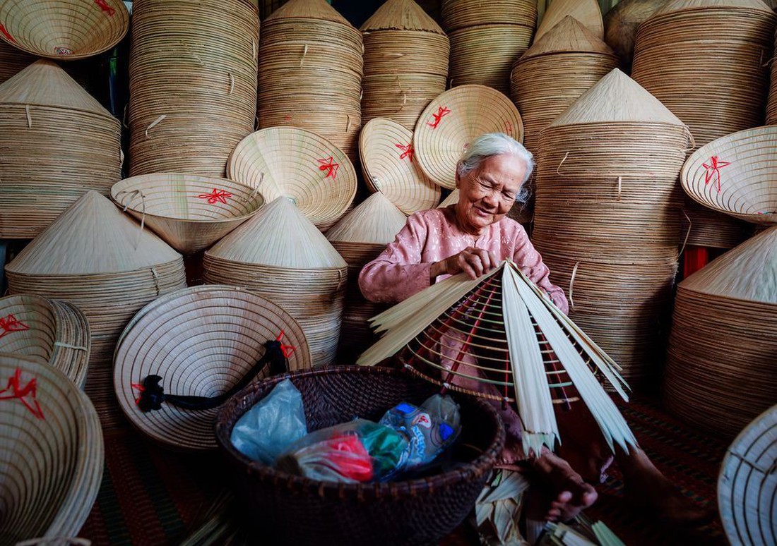 Ảnh ngoại đan nón lá lên National Geographic - Ảnh 1.