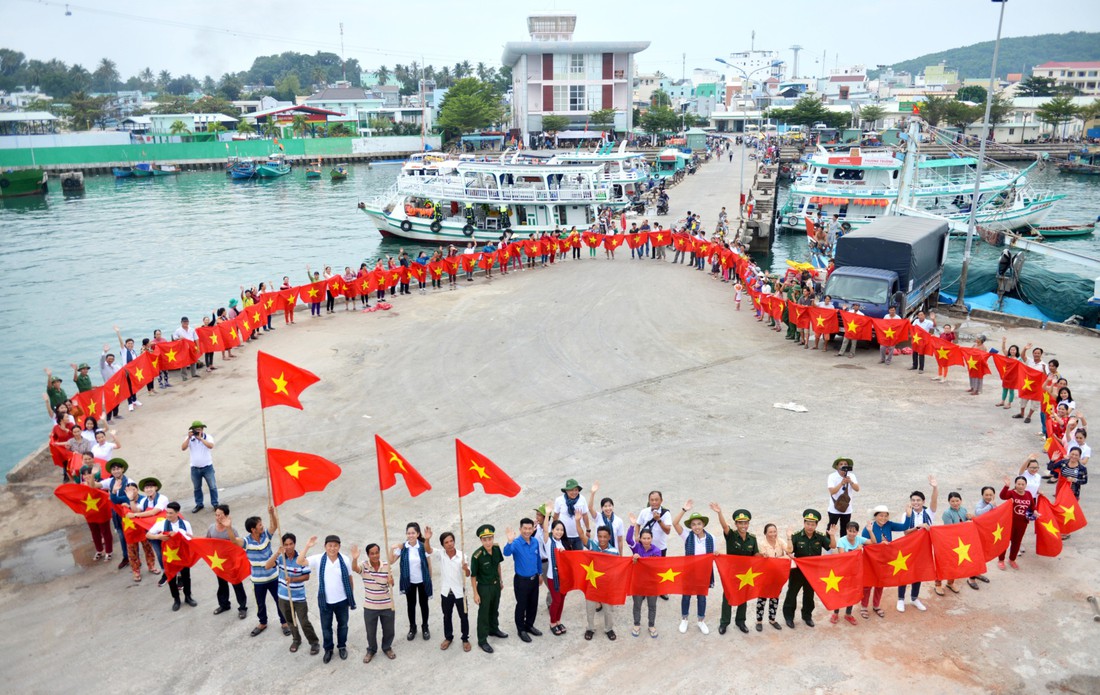 Nghệ sĩ hát, ngư dân phụ hò với Mùa xuân biển đảo 2018 - Ảnh 1.