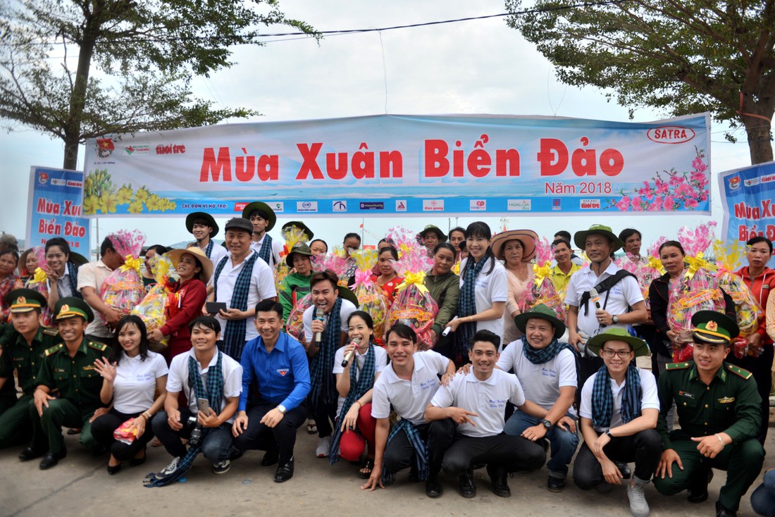 Nghệ sĩ hát, ngư dân phụ hò với Mùa xuân biển đảo 2018 - Ảnh 3.