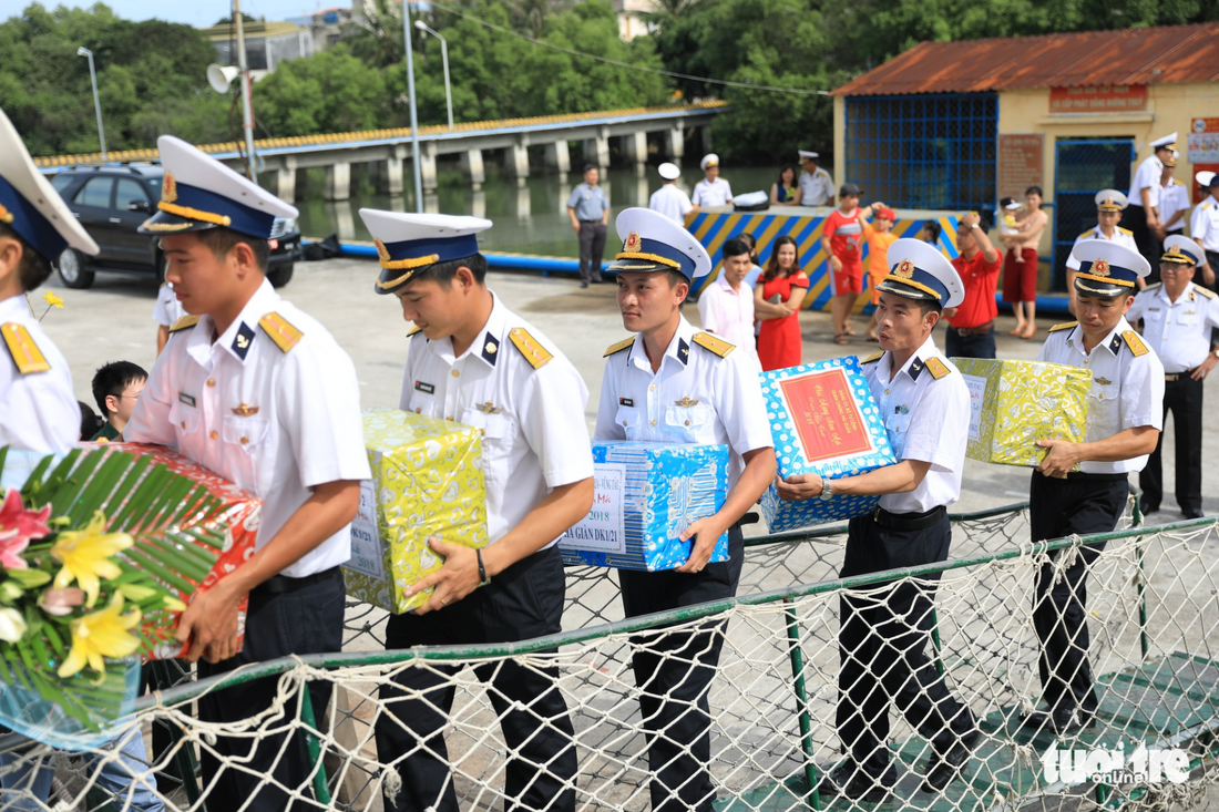 Những tàu hàng ấm tình đang đến với nhà giàn DK1 - Ảnh 2.