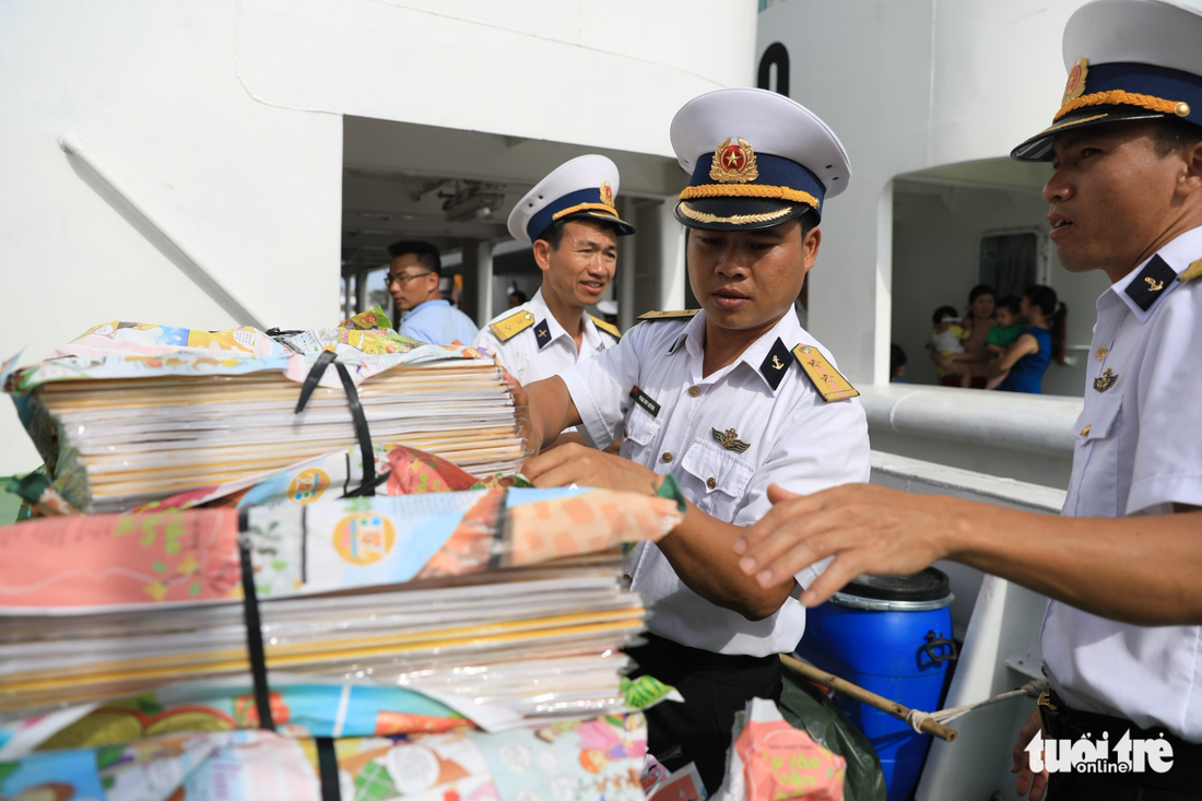 Những tàu hàng ấm tình đang đến với nhà giàn DK1 - Ảnh 6.