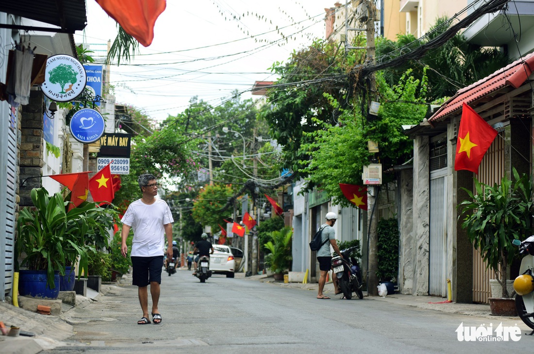 Phố xá Sài Gòn vắng vẻ, se lạnh ngày đầu năm - Ảnh 1.