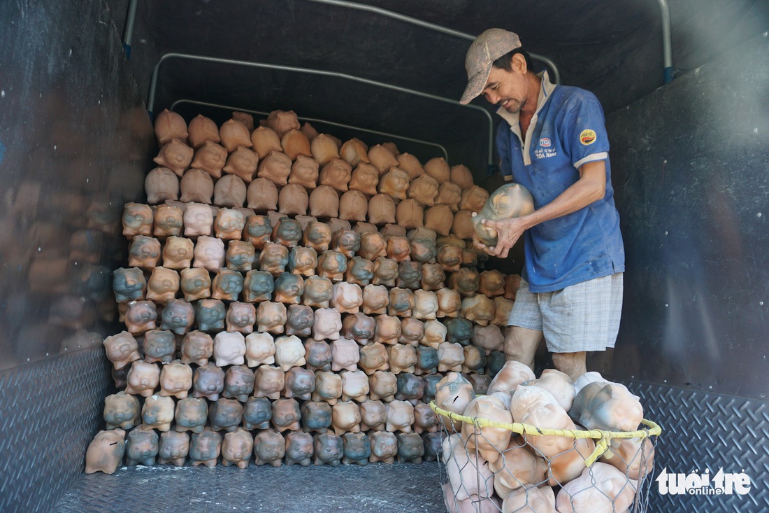 Ngạc nhiên với nghề làm heo đất cho mùa Tết Nguyên đán - Ảnh 9.